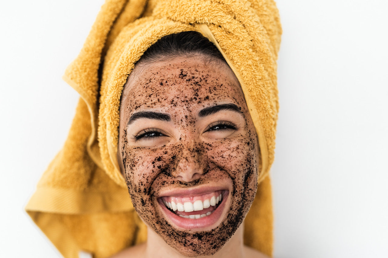 Scopri i segreti e benefici di uno scrub viso o peeling